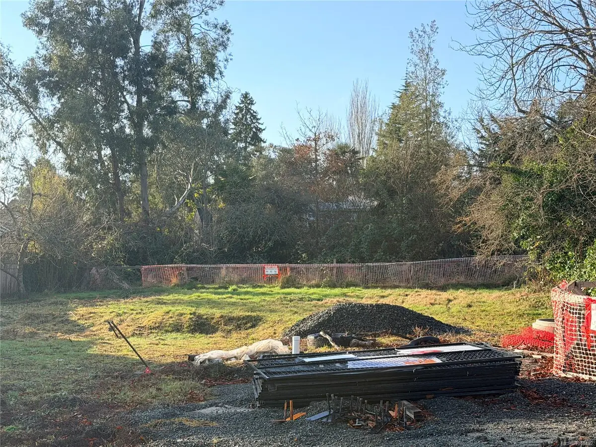 881 Jasmine Ave, Saanich BC V8Z 2P3