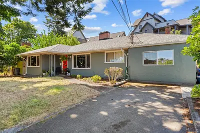 1029 - 1031 Wychbury Ave, Esquimalt BC V9A 5K7