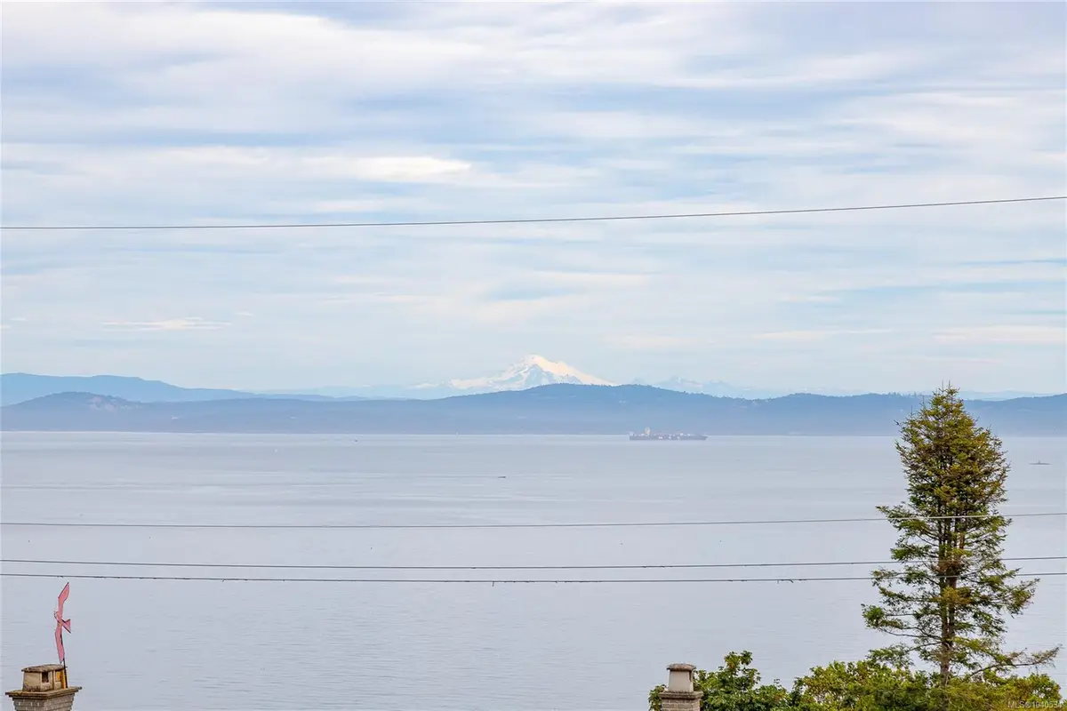 922 Claremont Ave, Saanich BC V8Z 2G4