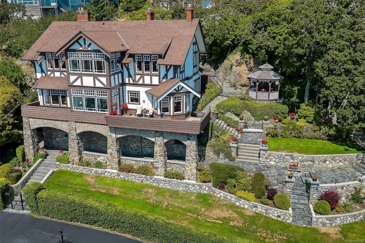 1926 Crescent Rd, Oak Bay BC V8S 2H1