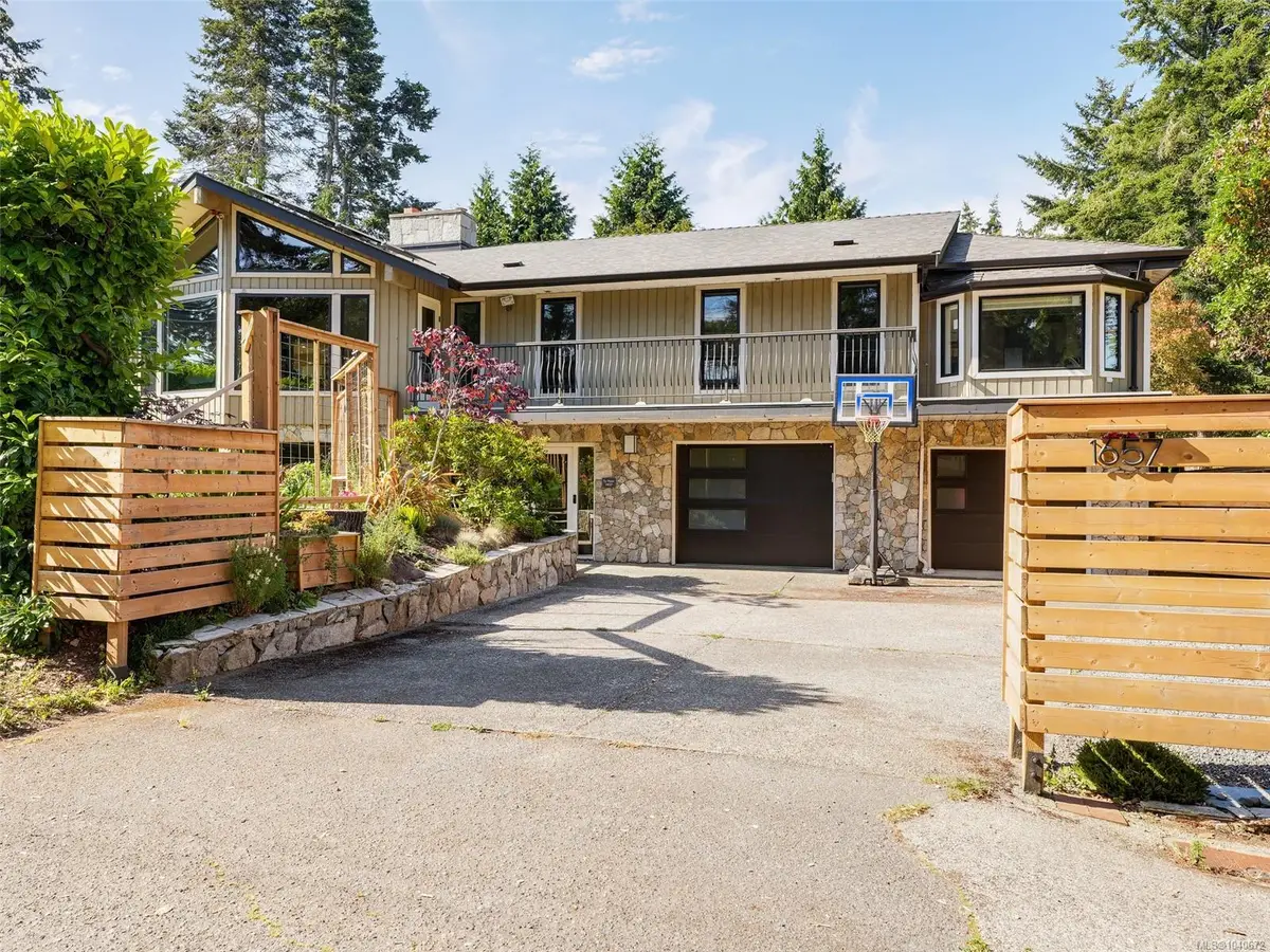 1657 Ash Rd, Saanich BC V8N 2T2