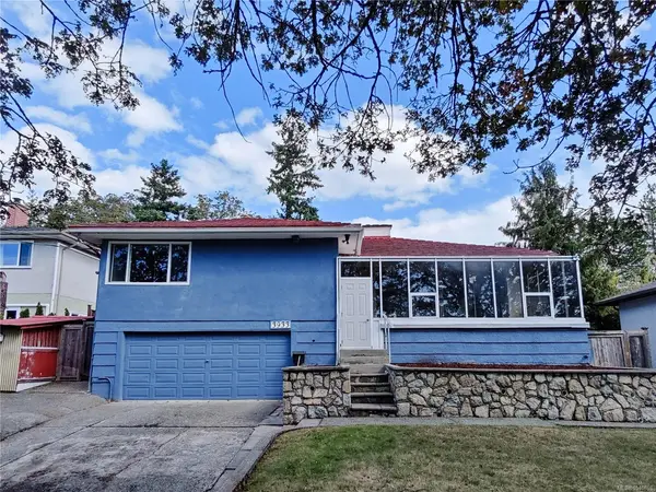3933 Saanich Rd, Saanich BC V8X 1Y7 - 4 bed, 2.0 bath in Saanich