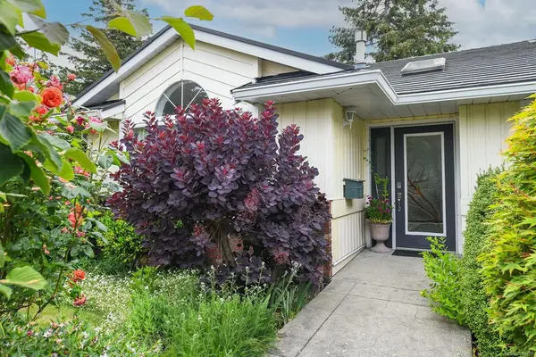 2136 Bolt Ave, Comox BC V9M 3L6 - 3 bed, 2 bath property for sale in Comox