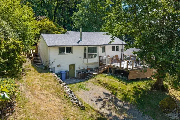 8555 Maple Ridge Rd, Youbou BC V0R 3E1 - 3 bed, 2.0 bath in Youbou