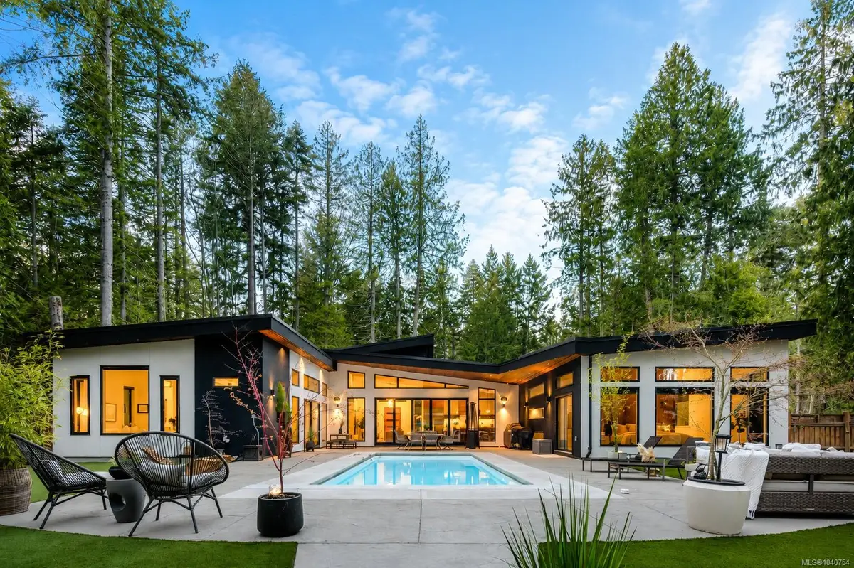 867 Bradley Dyne Rd, North Saanich BC V8L 5H1