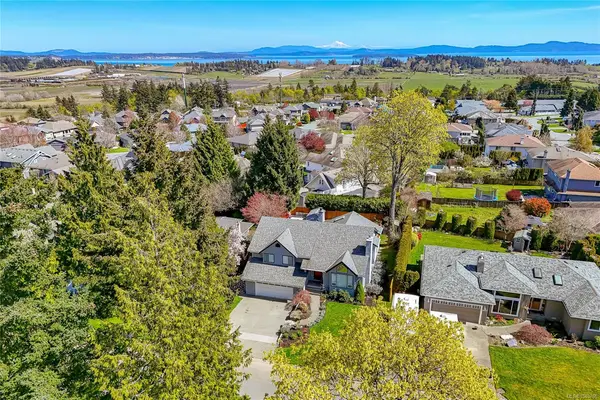 6435 Loganberry Pl, Central Saanich BC V8Z 7E6 - 6 bed, 3.0 bath in Central Saanich