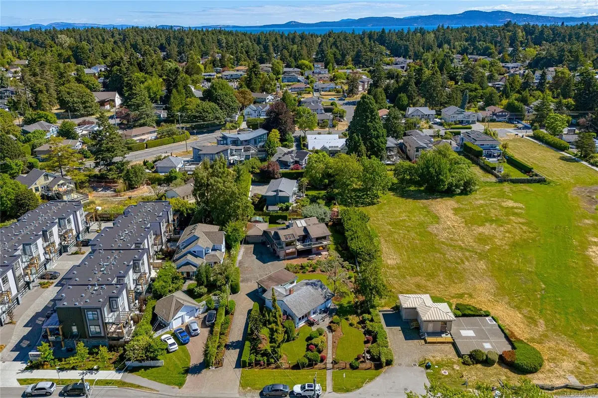 2608 Penrhyn St, Saanich BC V8N 1G3
