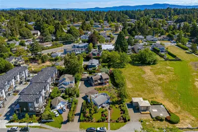 2608 Penrhyn St, Saanich BC V8N 1G3