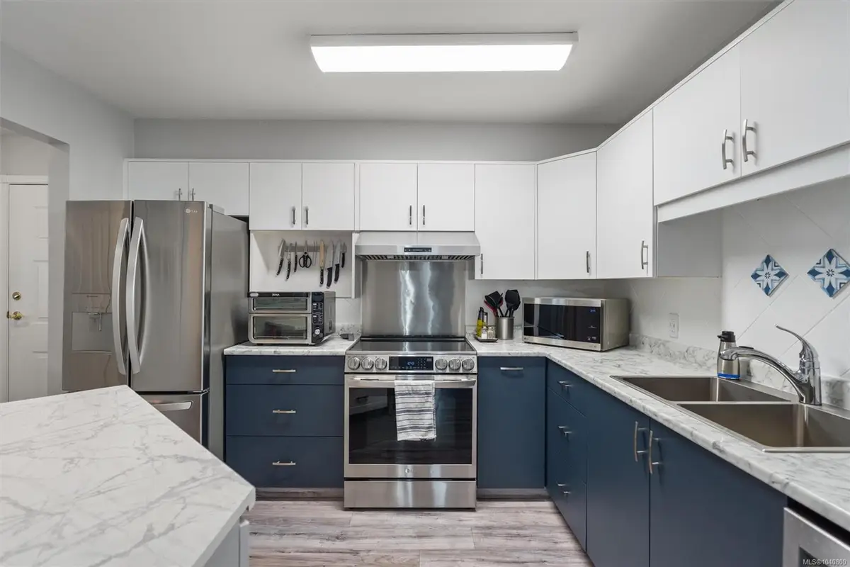 3931 Shelbourne St #102, Saanich BC V8P 4H9