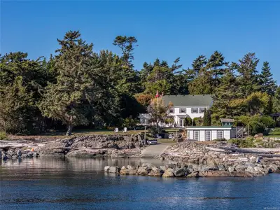 3045 McAnally Rd, Saanich BC V8N 1T3