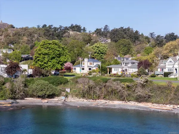218 Beach Dr, Oak Bay BC V8S 2M1 - 6 bed, 3.0 bath in Oak Bay