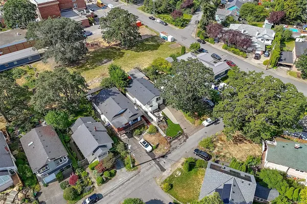 1519 Pearl St, Victoria BC V8R 2Y8 - 4 bed, 2.0 bath in Victoria