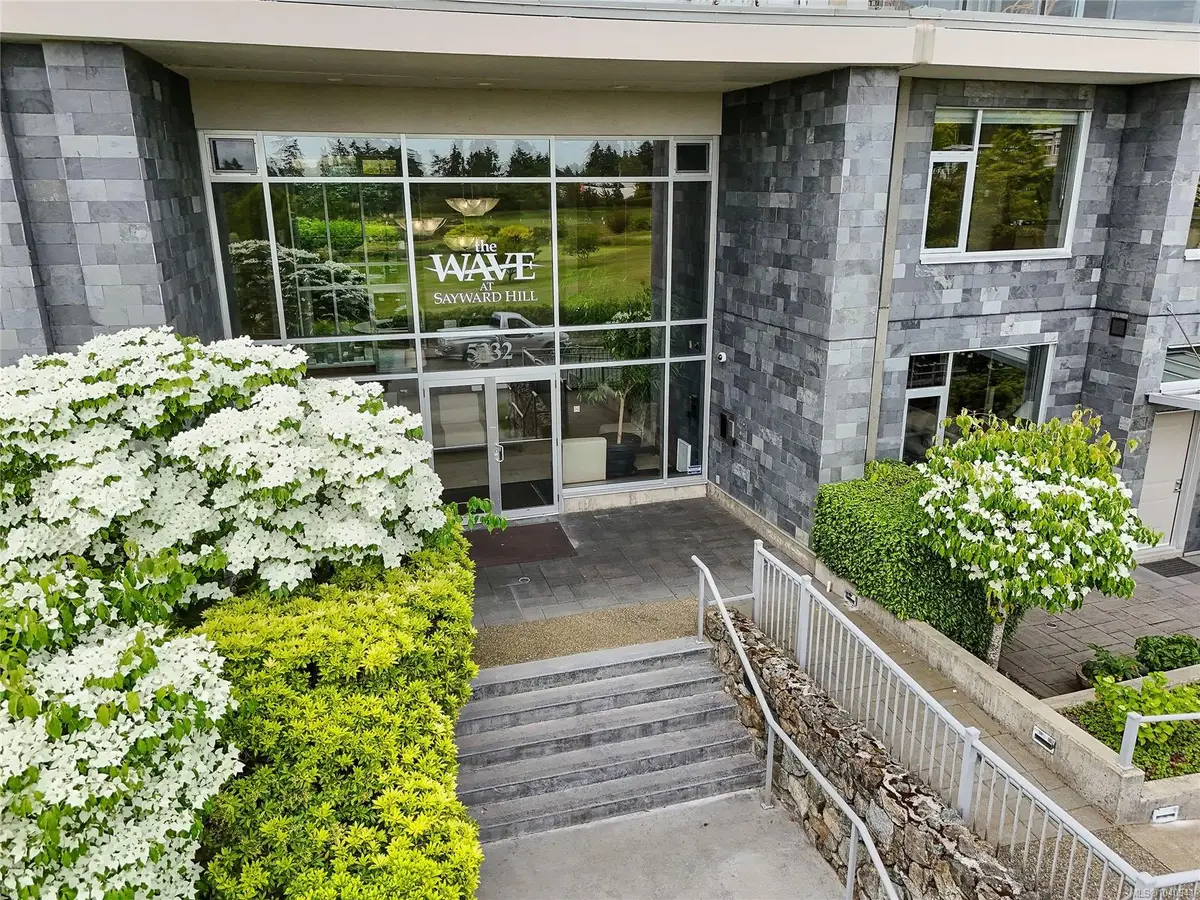 5332 Sayward Hill Cres #401, Saanich BC V8Y 3H8