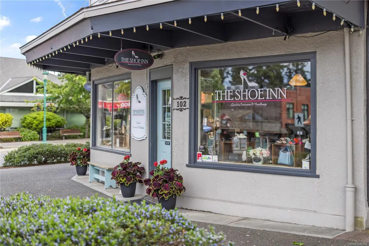 102 Second Ave W, Qualicum Beach BC V9K 1S7