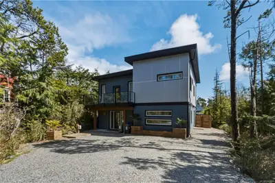 823 Lorne White Pl, Ucluelet BC V0R 3A0