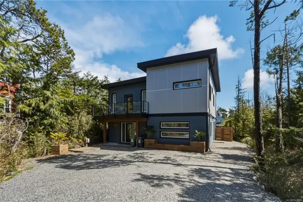 823 Lorne White Pl, Ucluelet BC V0R 3A0 - 5 bed, 3 bath property for sale in Ucluelet
