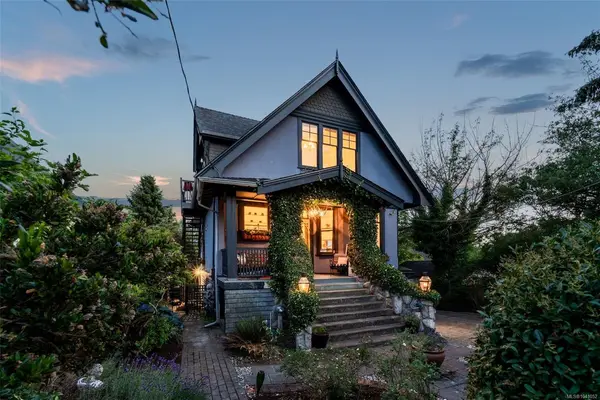 1415 Gladstone Ave, Victoria BC V8R 1S2 - 3 bed, 3.0 bath in Victoria