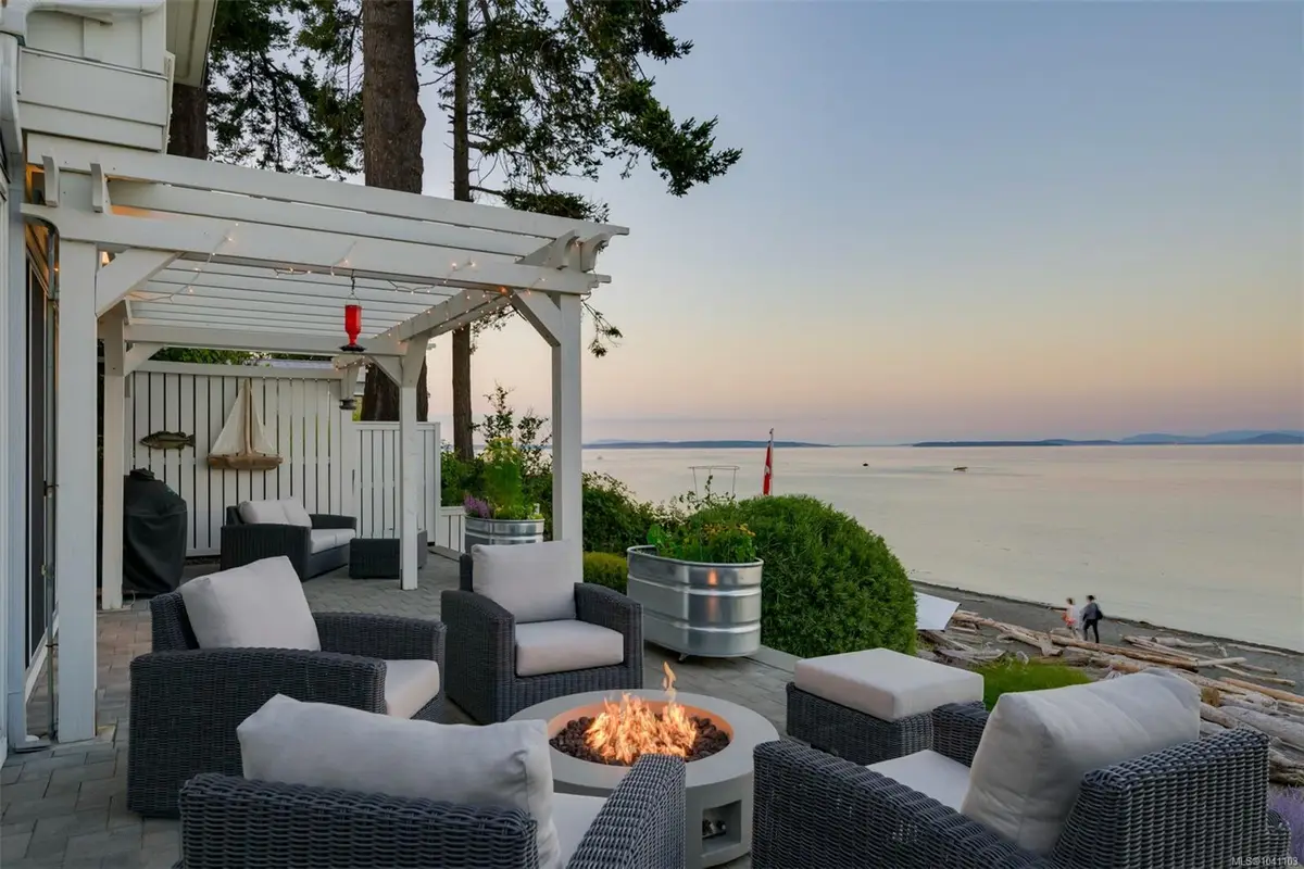 5097 Cordova Bay Rd, Saanich BC V8Y 2K1