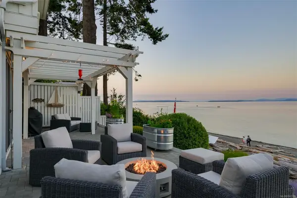 5097 Cordova Bay Rd, Saanich BC V8Y 2K1 - 3 bed, 4.0 bath in Saanich