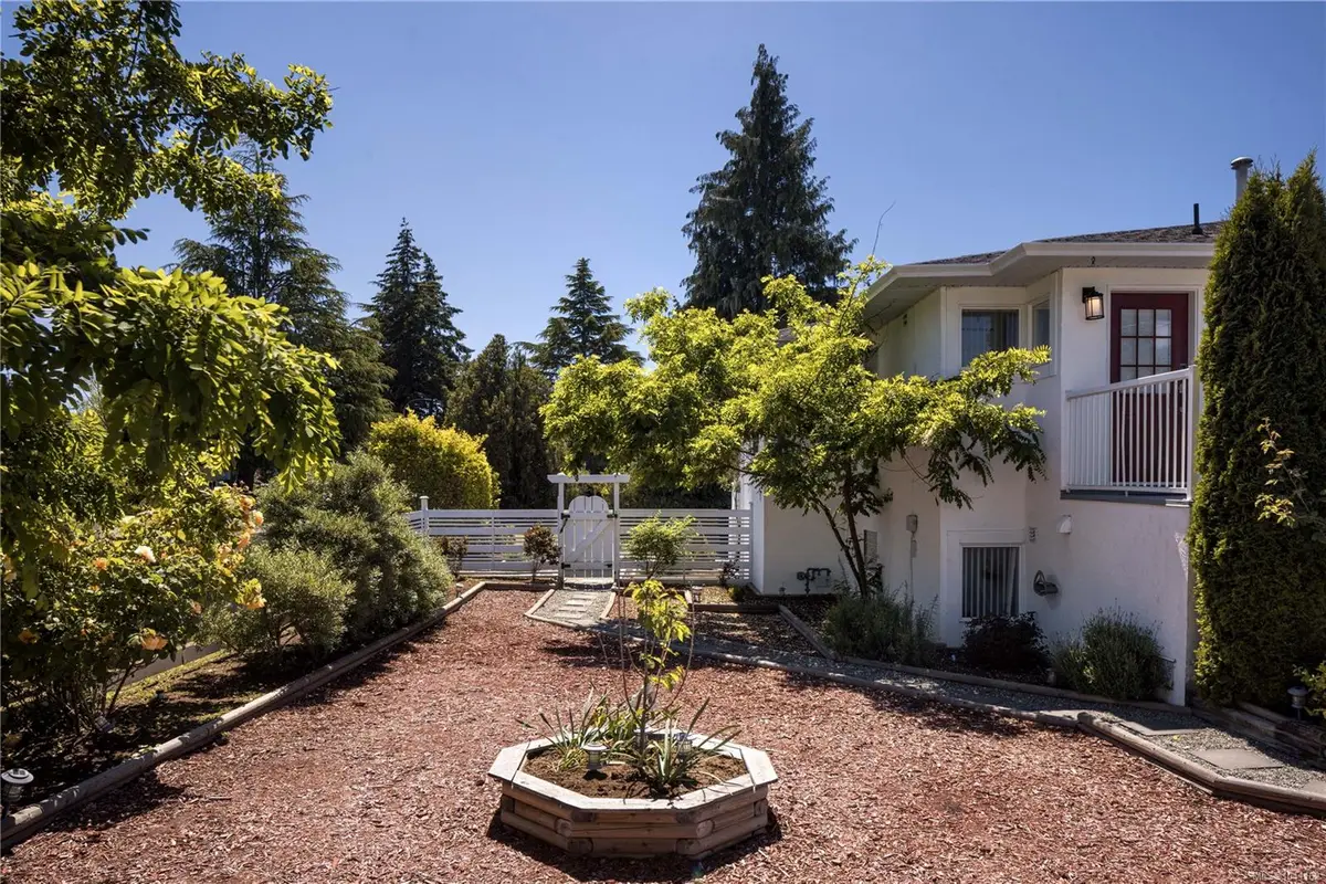 1843 Feltham Rd, Saanich BC V8N 2A4