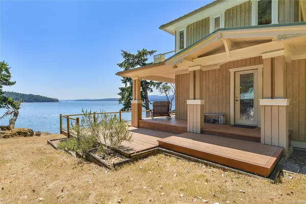 647 Dinner Bay Rd, Mayne Island BC V0N 2J2 - 3 bed, 3 bath property for sale in Mayne Island