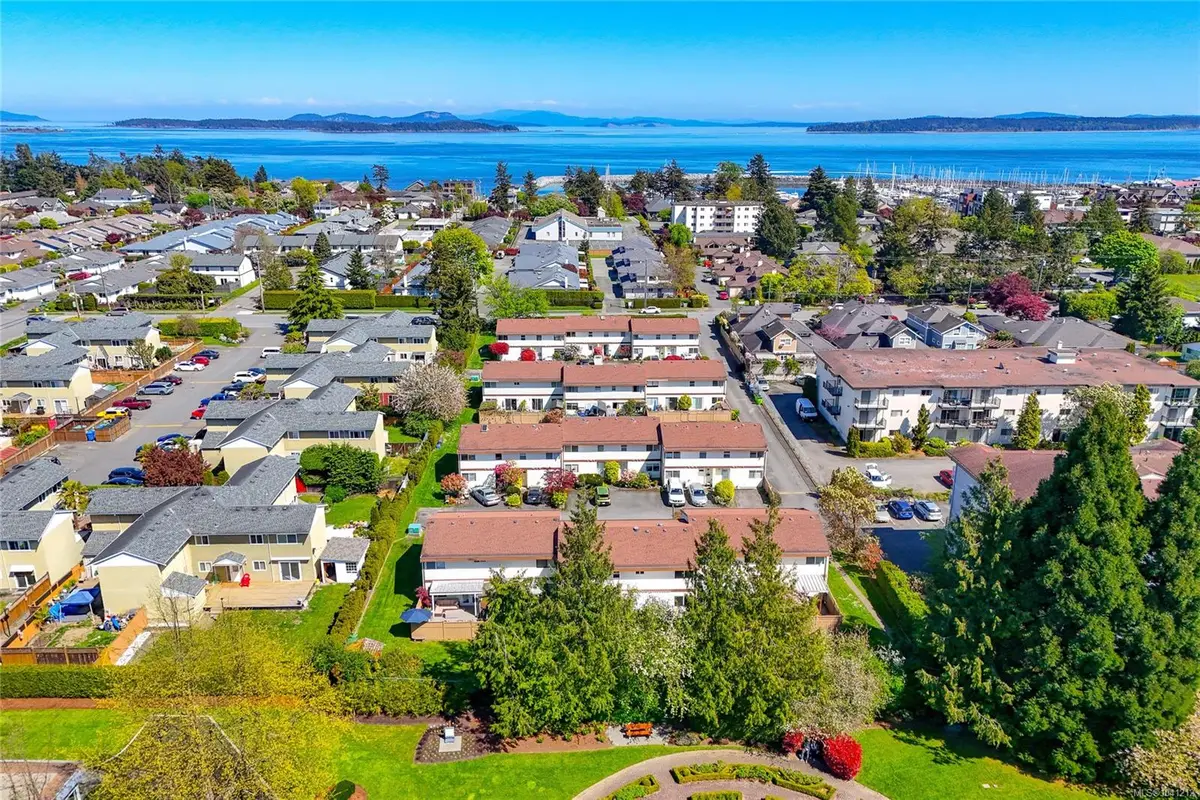 10046 Fifth St #6, Sidney BC V8L 2X9