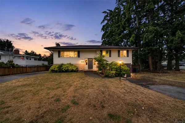3023 Freethy Pl, Colwood BC V9B 2H3 - 5 bed, 3.0 bath in Colwood