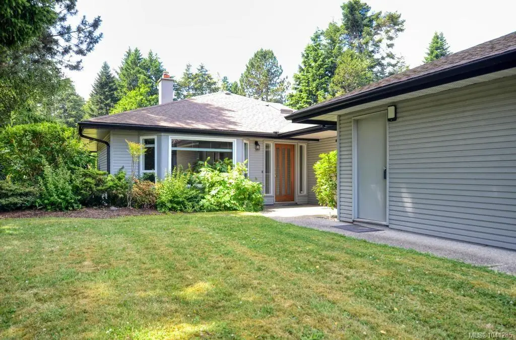 4630 Lochside Dr #6, Saanich BC V8Y 2T1