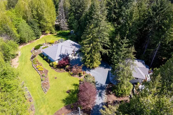 7190 Hase Pl, Lantzville BC V0R 2H0 - 6 bed, 5 bath property for sale in Lantzville
