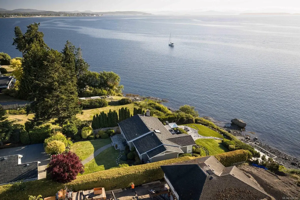 8585 Lochside Dr, North Saanich BC V8L 1M5