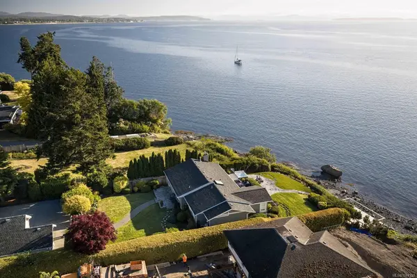 8585 Lochside Dr, North Saanich BC V8L 1M5 - 5 bed, 4.0 bath in North Saanich