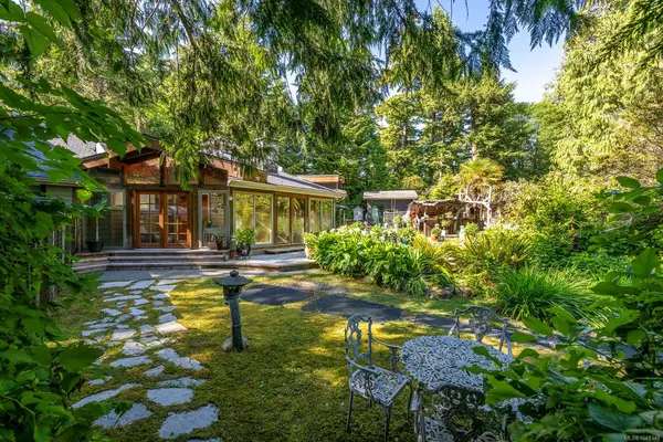 1364 Chesterman Beach Rd, Tofino BC V0R 2Z0 - 4 bed, 3 bath property for sale in Tofino