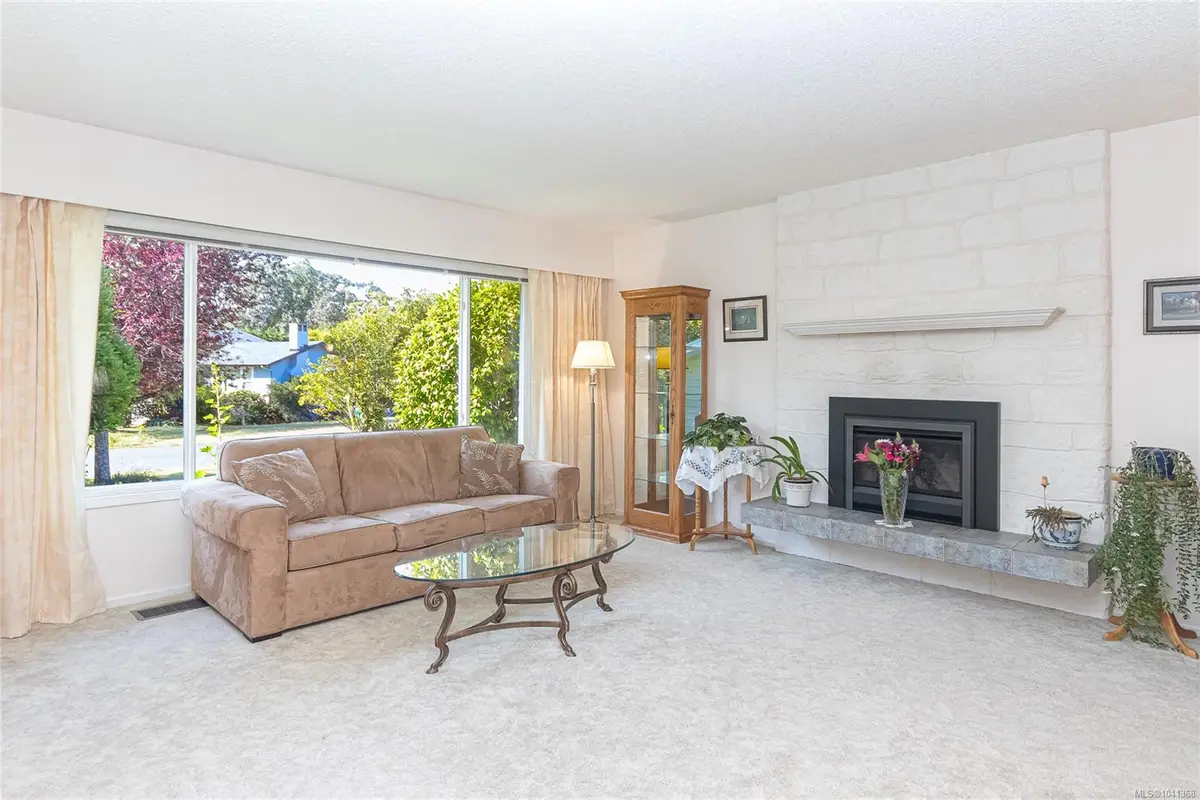 986 Lucas Ave, Saanich BC V8X 4H5