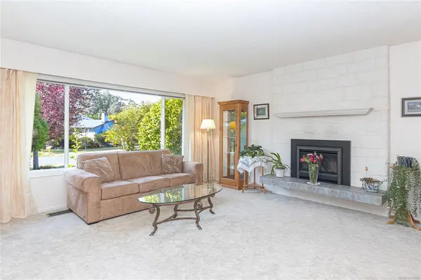 986 Lucas Ave, Saanich BC V8X 4H5 - 3 bed, 3.0 bath in Saanich