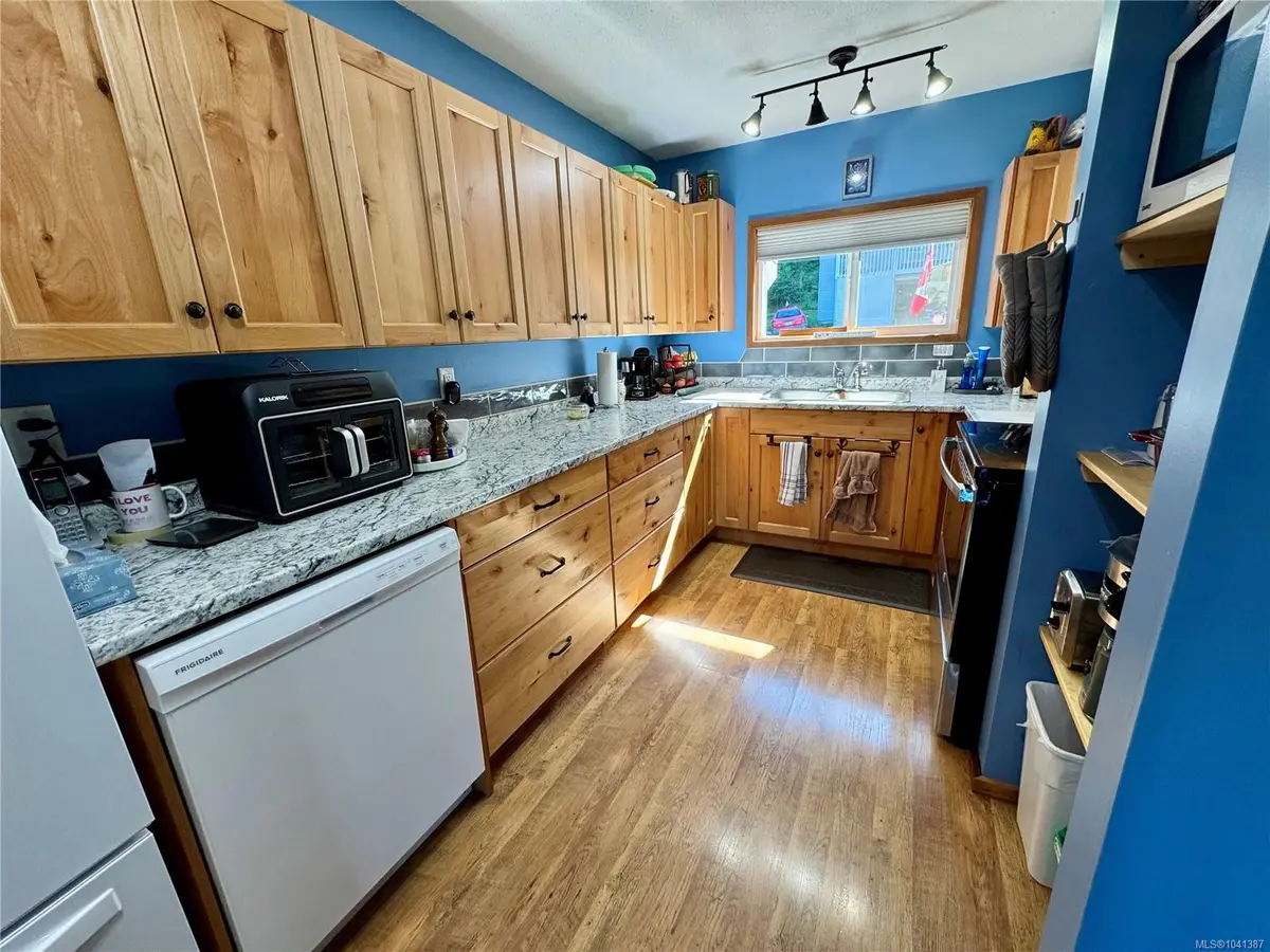62 Clark Dr, Port Alice BC V0N 2N0