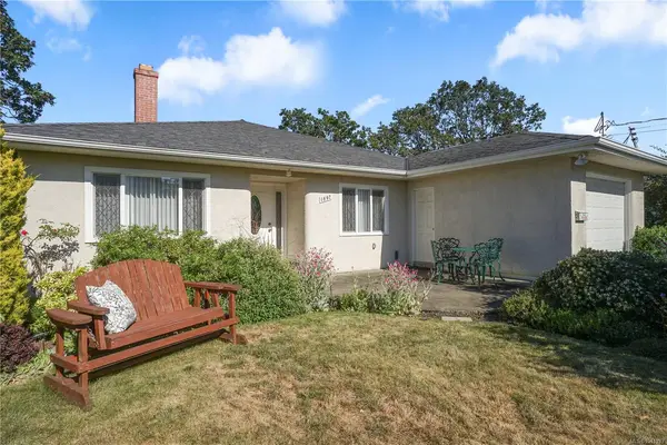 1697 Yale St, Oak Bay BC V8R 5N5 - 3 bed, 2.0 bath in Oak Bay