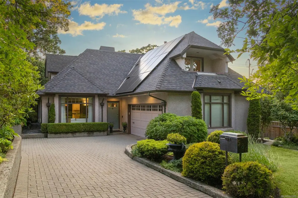 586 Island Rd, Oak Bay BC V8S 2T6