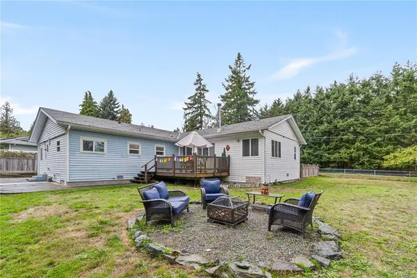 450 Aurora St, Parksville BC V9P 1L3 - 4 bed, 3 bath property for sale in Parksville