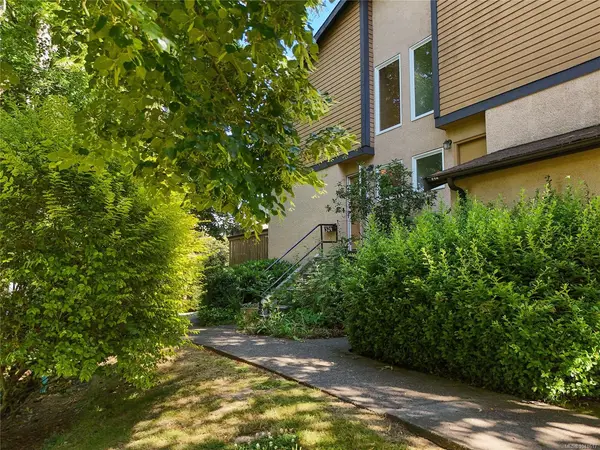 524 Crossandra Cres, Saanich BC V8Z 6G3 - 3 bed, 2.0 bath in Saanich