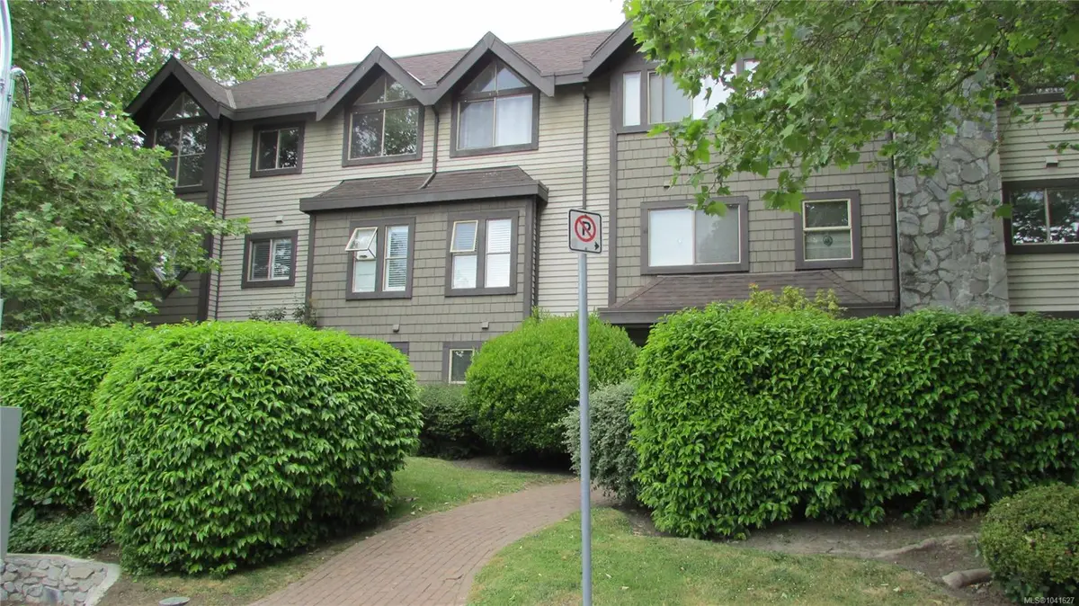 108 Gorge Rd W #302, Saanich BC V9A 1M2
