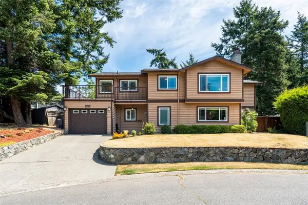 4255 Moorpark Pl, Saanich BC V8Z 6N9 - 6 bed, 3 bath property for sale in Saanich