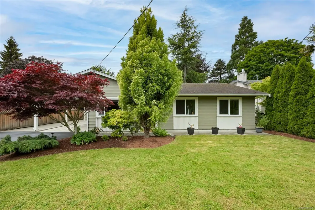 7662 Wallace Dr, Central Saanich BC V8M 1N5