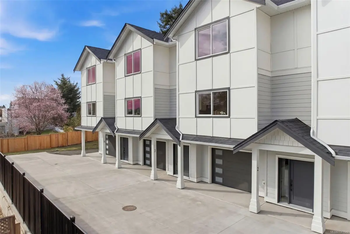621 Broadway St #3, Saanich BC V8Z 2G5