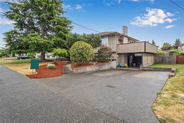 1571 Kenmore Rd, Saanich BC V8N 2E2 - 4 bed, 2 bath property for sale in Saanich