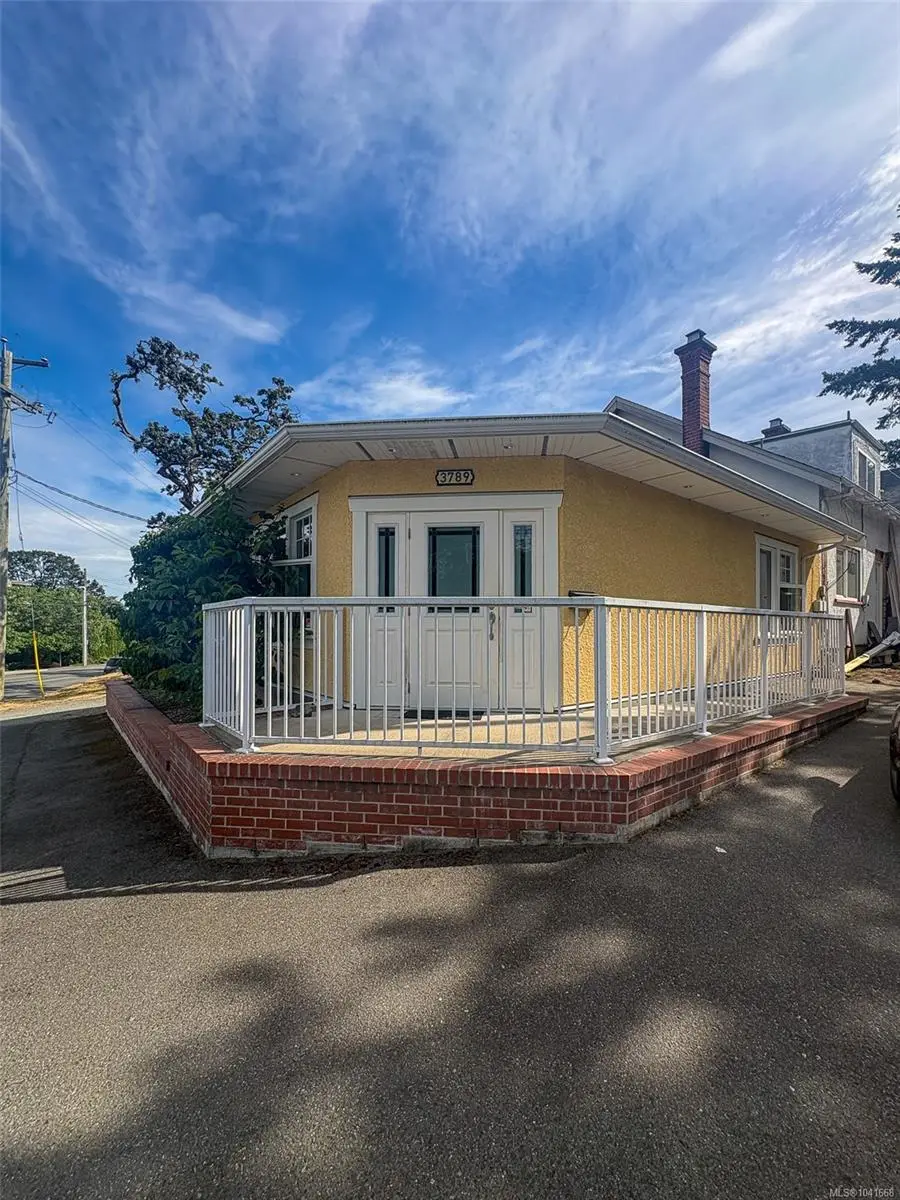 3789 Quadra St, Saanich BC V8X 1H7