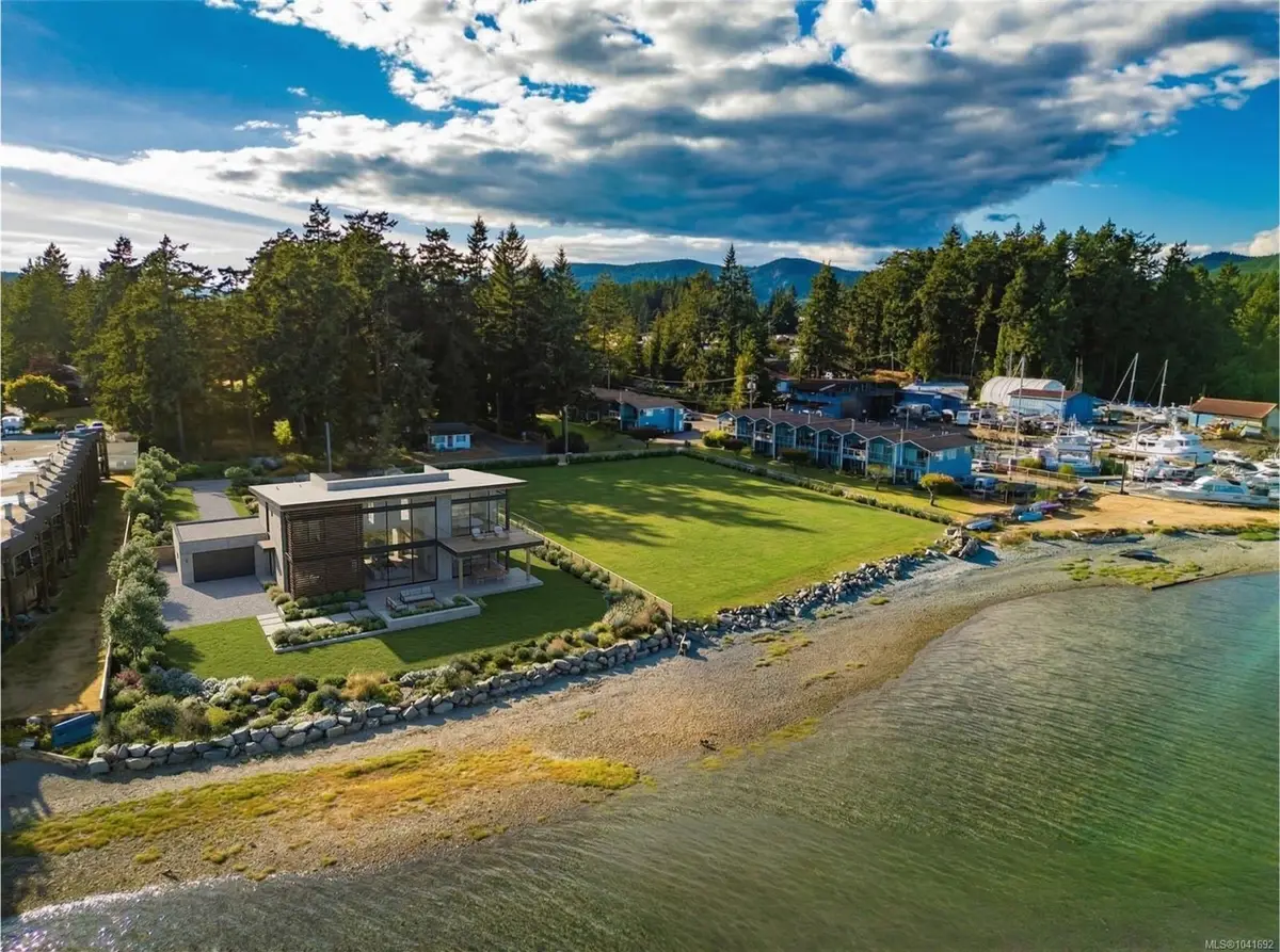 6107 Seabroom Rd, Sooke BC V9Z 0B8