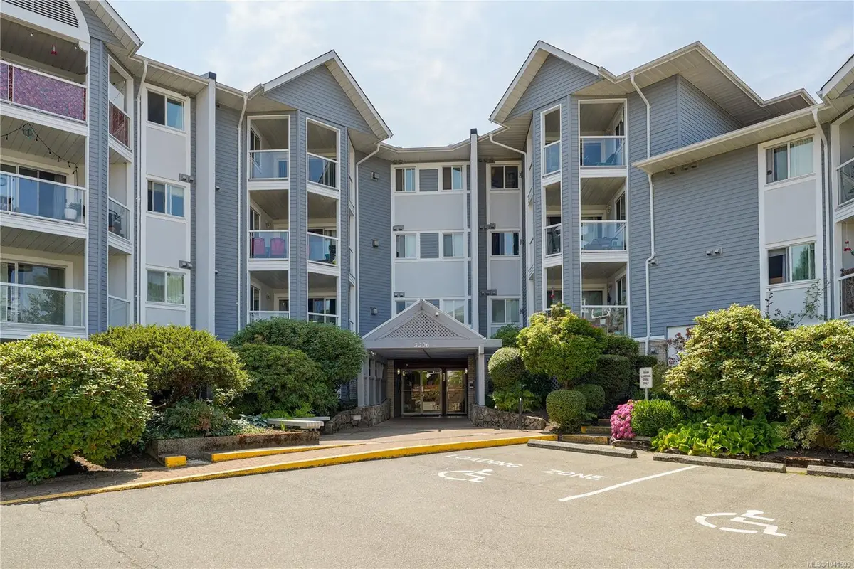 3206 Alder St #101, Saanich BC V8X 5A4