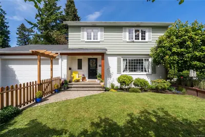 2320 Hollyhill Pl, Saanich BC V8N 1T9