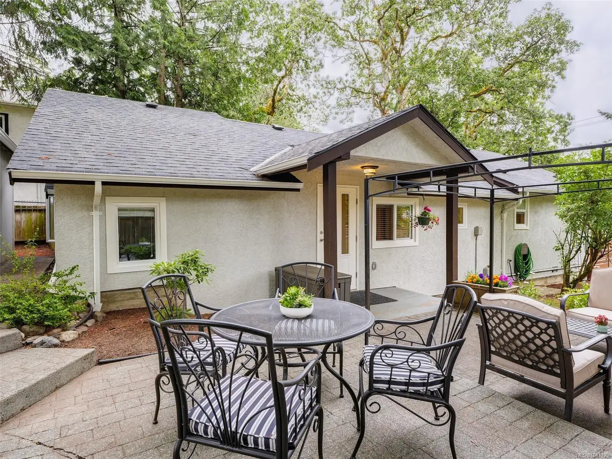 1266 Burnside Rd W, View Royal BC V8Z 1P1