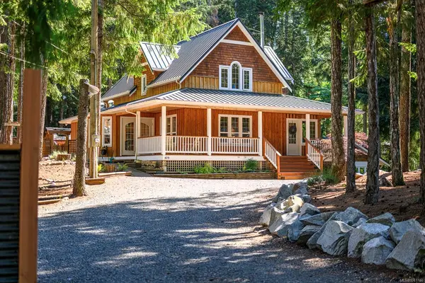 829 Lazo Rd, Comox BC V9M 3V9 - 5 bed, 4 bath property for sale in Comox